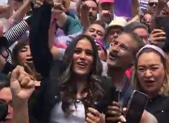 Alessandra Rojo celebra en el Ángel la anulación de conteo de votos