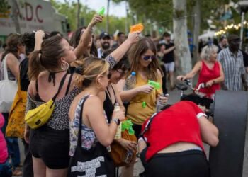 Ministro de Turismo español condena el uso de pistolas de agua contra turistas