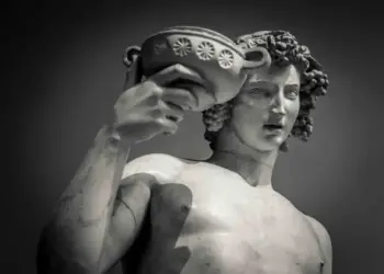 Turista genera indignación en Florencia al simular actos sexuales con una estatua