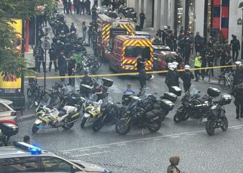 Atacan a policía con un cuchillo en París