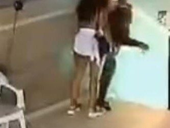 Hombre se infarta y cae de escaleras en casa de citas