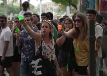 Catalanes atacan a turistas con pistolas de agua