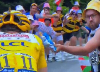 Aficionado lanza papas en la cara a Tadej Pogacar