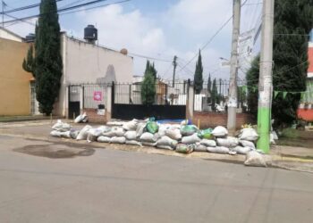 En Chalco, colocan ‘muros’ de costales para protegerse de lluvias e inundaciones