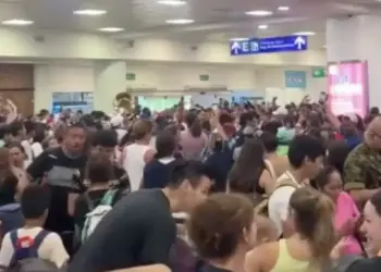 Cantan ‘Cielito Lindo’ en Aeropuerto de Cancún por falla
