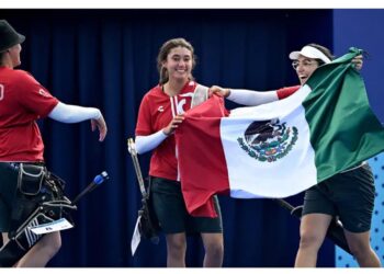 AMLO felicita al equipo femenil de tiro con arco por su primera medalla para México
