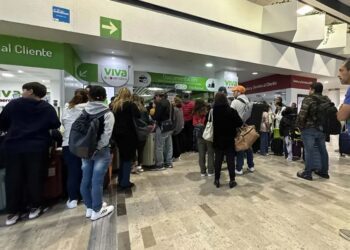 Caos en el AICM debido a una falla informática global