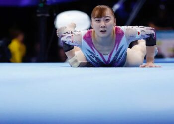 Expulsan a gimnasta olímpica por fumar y consumir alcohol