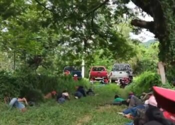 Habitantes de Chiapas se tiran al suelo para evitar ser alcanzados por las balas de criminales