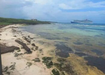 El mar se retira de la playa de Mahahual antes del impacto del huracán Beryl