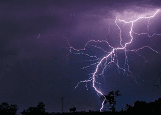 Rayo cae durante partido de futbol; el árbitro y 4 jugadores resultan heridos