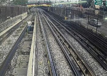 Hoy en el Metro CDMX: Rescatan a joven de suicidio y cortan corriente en Líneas 4 y 5