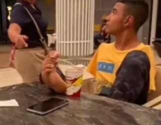 Mujer regaña a joven sin brazos por comer con los pies