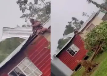 Mujer se aferra al techo de su casa para que el huracán Beryl no se lo lleve