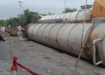 Una pipa que transportaba ácido clorhídrico volcó en Nuevo León