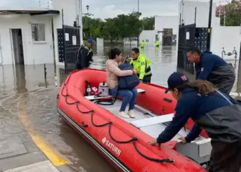 Rescatan con lanchas a vecinos en Querétaro