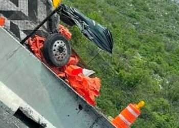 Tráiler cae de puente en autopista Monterrey – Saltillo