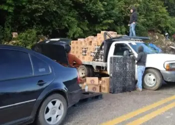 Roban cervezas en lugar de ayudar a trailero que casi muere calcinado