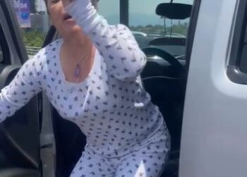 “Lady Collado” choca auto e intenta huir; se queda sin gasolina