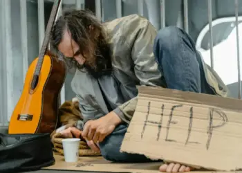 En California ordenan desmantelar campamentos de personas sin techo