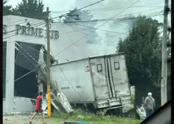 Tráiler choca contra restaurante en la México-Toluca