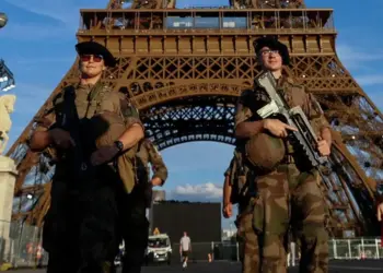 Aficionado que intentó escalar la Torre Eiffel en París es detenido