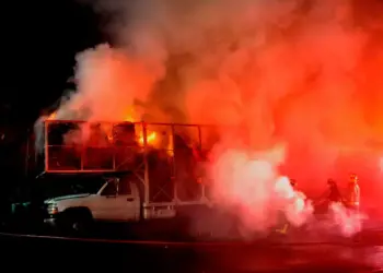 Un camión de mudanzas sufrió un incendio mientras transportaba unos muebles