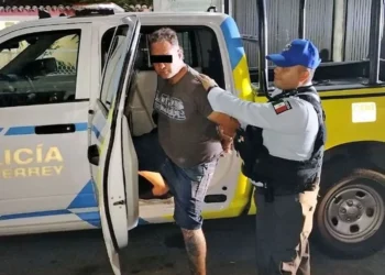 Detienen a hombre por golpear a su mamá: le pidió no andar “encuerado”