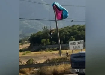 Hombre choca contra poste, mientras andaba en parapente