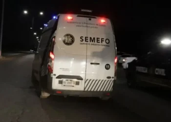 Atacan a balazos a hombres que convivían en una cochera