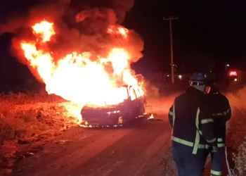 Camioneta calcinada: transportaba hidrocarburos en Hidalgo