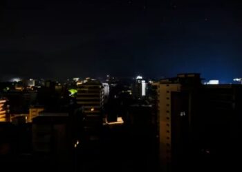 Venezuela recupera servicio eléctrico tras apagón