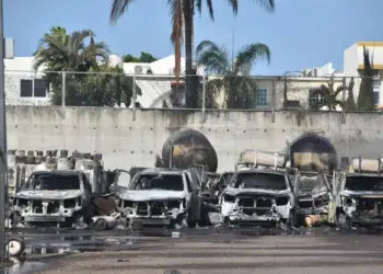 Incendio de camiones con gas en planta en Culiacán