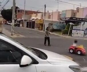 Niño se escapa en carrito y detiene el tráfico