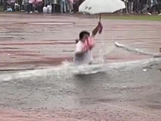 Hombre cae en hoyo pensando que era un charco