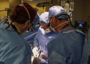 Cirujano extrae llaves y cuchillo del estómago de un hombre