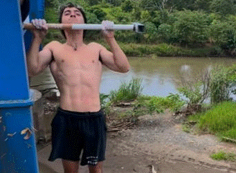 Influencer hace dominadas sobre río lleno de cocodrilos