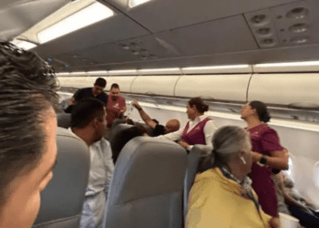 Médicos salvan a un hombre en pleno vuelo