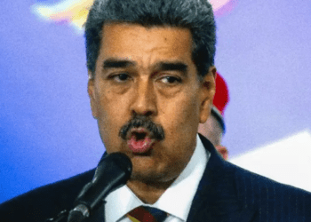 Oposición en Venezuela afirma que Maduro está atrincherado con mandos militares
