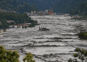 Ruptura de lago glaciar inunda un pueblo en Nepal