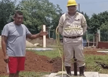 Difunden vídeo de supuesto trabajador de CFE amarrado a un poste por fallas en servicio