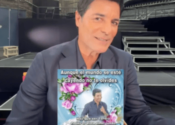 Chayanne lee imágenes que hicieron señoras sobre él y así reacciona