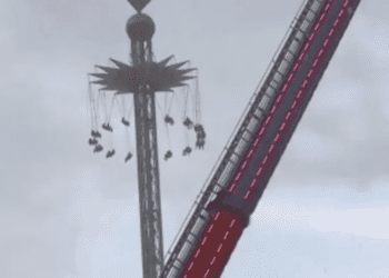 Se quedan suspendidos a 70 metros de altura en Six Flags México