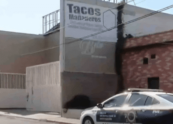 Clientes evitan asalto en San Nicolás y el ladrón regresa a dispararles