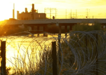 Texas demanda a gobierno de Joe Biden por programa que favorece a inmigrantes