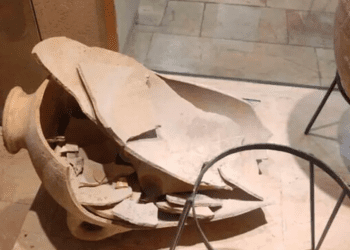 Niño rompe vasija de más de 3 mil años en un museo