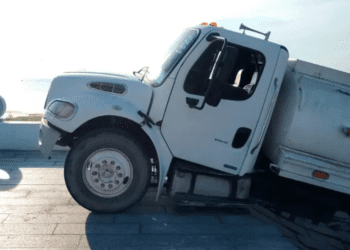 Una pipa cae en un socavón en el malecón de Boca del Río, Veracruz