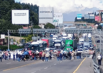 Caos en la México-Toluca a la altura de la Marquesa por bloqueo