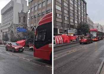 Conductora invade carril de Metrobús en CDMX y sale de reversa