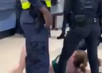 Mujer desnuda ataca a policías en aeropuerto de Jamaica